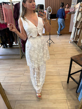 Cargar imagen en el visor de la galería, ADELAIDA - Set blusa y falda blanco