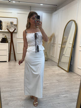Cargar imagen en el visor de la galería, ASHLYN - Set blusa y falda blanco tirantes