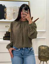 Cargar imagen en el visor de la galería, INGRID - Blusa olivo con apliques
