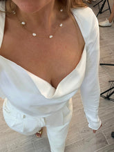 Cargar imagen en el visor de la galería, CHLOE - Blusa blanca manga larga