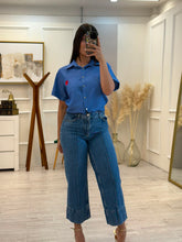 Cargar imagen en el visor de la galería, CONSTANZA - Camisa azul con detalle corazón