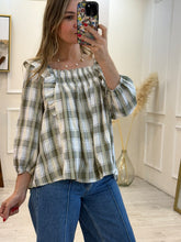 Cargar imagen en el visor de la galería, BRYNLEE - Blusa olivo cuadros