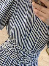 Cargar imagen en el visor de la galería, LETO – Maxi vestido a rayas azul marino y blanco con manga globo