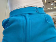 Cargar imagen en el visor de la galería, ÍO – Short azul de vestir con botones