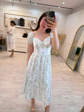 Cargar imagen en el visor de la galería, BERKLEY - Vestido blanco midi estampado