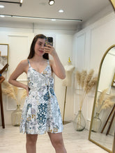 Cargar imagen en el visor de la galería, ALCMENA – Vestido corto blanco con estampado azul