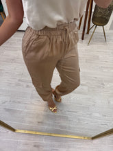 Cargar imagen en el visor de la galería, RAMONA - Pantalon beige satinado