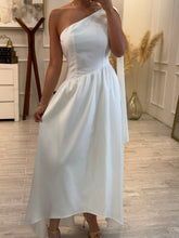 Cargar imagen en el visor de la galería, SHEILA - Maxi vestido asimetrico blanco