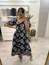 Cargar imagen en el visor de la galería, YADIRA - Maxi vestido negro estampado