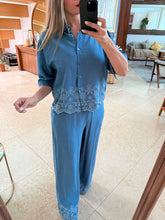 Cargar imagen en el visor de la galería, HILDEGARD - Set pantalon y blusa azul