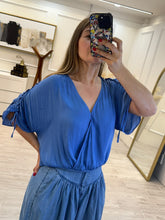Cargar imagen en el visor de la galería, GABRIELA - Blusa azul