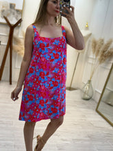 Cargar imagen en el visor de la galería, JOANA – Vestido corto fucsia floral de tirantes
