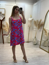 Cargar imagen en el visor de la galería, JOANA – Vestido corto fucsia floral de tirantes