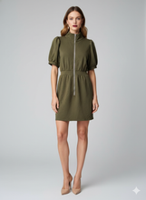 Cargar imagen en el visor de la galería, Benedetta
Un vestido de inspiración utility en un profundo verde oliva, confeccionado en un tejido de punto con cuerpo que define la silueta con elegancia.