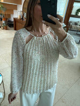 Cargar imagen en el visor de la galería, TOÑA - Blusa beige estampada
