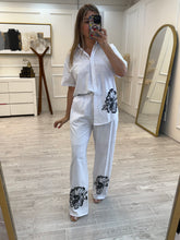 Cargar imagen en el visor de la galería, HILDEGARD - Set pantalon y blusa blanco flores negras
