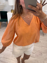 Cargar imagen en el visor de la galería, MIRNA - Blusa naranja manga larga