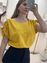 Cargar imagen en el visor de la galería, GIULIA – Blusa mostaza con manga murciélago