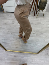 Cargar imagen en el visor de la galería, RAMONA - Pantalon beige satinado