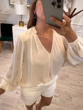Cargar imagen en el visor de la galería, PILAR - Blusa hueso