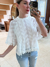 Cargar imagen en el visor de la galería, MITSKI - Blusa blanca bordado flores