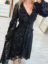 Cargar imagen en el visor de la galería, JOSEFA - Maxi vestido estampado gris con negro