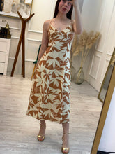 Cargar imagen en el visor de la galería, JAELYN - Maxi vestido khaki con blanco