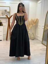 Cargar imagen en el visor de la galería, FELICITY - Maxi vestido negro con detalles dorados