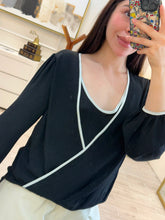 Cargar imagen en el visor de la galería, TESSA - Blusa negra manga larga