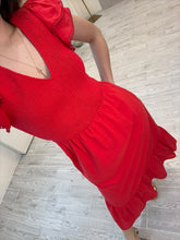Cargar imagen en el visor de la galería, VESTA – Maxi vestido rojo con torso en smock