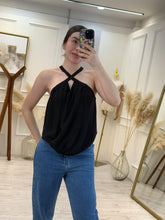 Cargar imagen en el visor de la galería, SIRINGA – Blusa negra halter cruzada