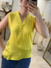 Cargar imagen en el visor de la galería, ZOE – Blusa amarilla sin mangas escote en V