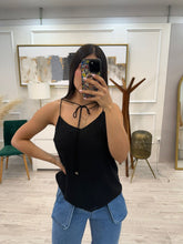 Cargar imagen en el visor de la galería, LORETTA - Blusa negra