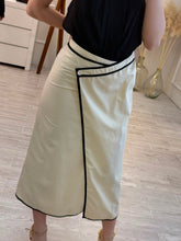 Cargar imagen en el visor de la galería, ZURIA - Falda beige con negro