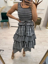 Cargar imagen en el visor de la galería, PRIYANKA - Vestido midi cuadros blanco y negro