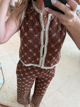 Cargar imagen en el visor de la galería, AVENLY - Set pantalon y chaleco café estampado