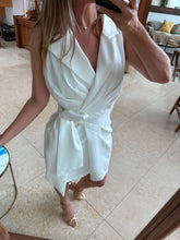 Cargar imagen en el visor de la galería, FLORINDA - Vestido corto blanco cruzado