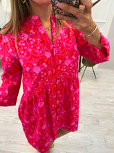 Cargar imagen en el visor de la galería, ALLISON - Vestido corto rojo estampado rosa