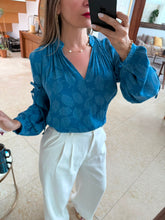 Cargar imagen en el visor de la galería, RAIN - Blusa azul petroleo hojas