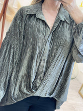Cargar imagen en el visor de la galería, TERESA – Blusa gris verdoso plisada con cuello camisero