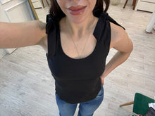 Cargar imagen en el visor de la galería, EVELIA - Blusa negra sin mangas