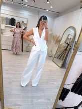 Cargar imagen en el visor de la galería, EGERIA – Set blanco texturizado de chaleco y pantalón