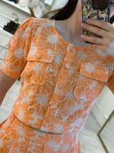 Cargar imagen en el visor de la galería, KATE - Set blusa y short naranja