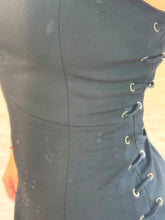Cargar imagen en el visor de la galería, PHOEBE - Vestido negro asimétrico