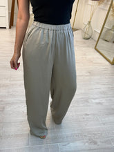 Cargar imagen en el visor de la galería, LUDWIKA - Pantalon olivo