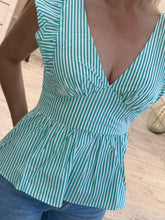 Cargar imagen en el visor de la galería, REGINA – Blusa peplum a rayas verde menta