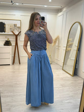 Cargar imagen en el visor de la galería, NARCISSA - Blusa azul marino estampada