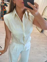 Cargar imagen en el visor de la galería, CHARLIE - Blusa beige sin mangas rayas