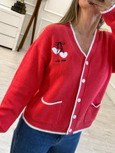 Cargar imagen en el visor de la galería, CHRISTY - Sueter rojo corazones