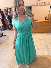 Cargar imagen en el visor de la galería, BEBE - Maxi vestido verde